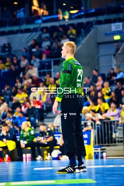 Ein Spieler von HSG Wetzlar steht auf dem Spielfeld.