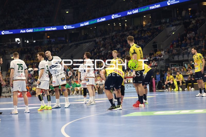 Ein Spielerwechsel findet auf dem Spielfeld statt.