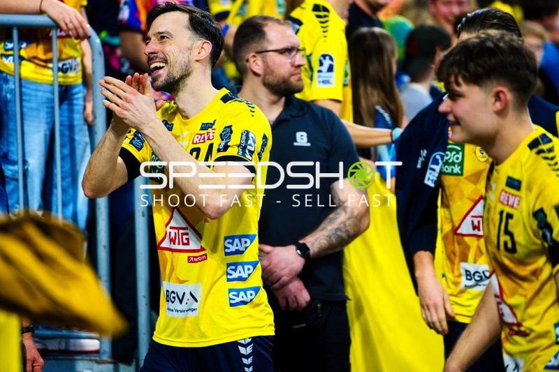 Spieler von Rhein Neckar Löwen feiern nach einem Spiel.