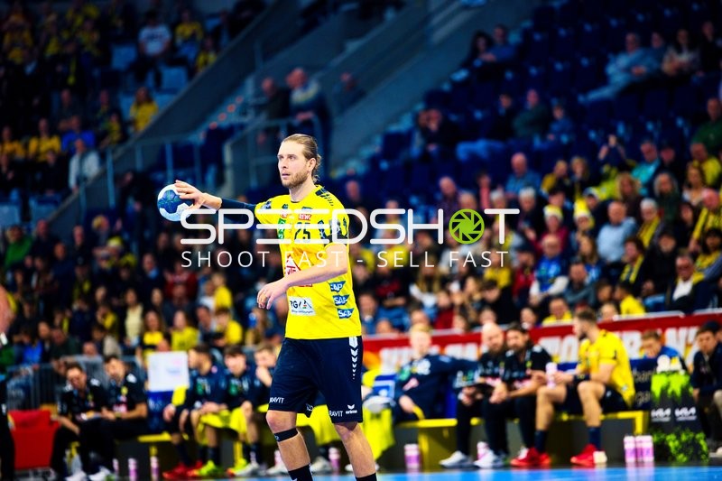 Spieler von Rhein Neckar Löwen im Ballbesitz