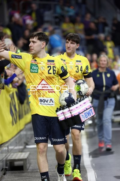 Spieler geben Autogramme und interagieren mit Fans nach dem Spiel.