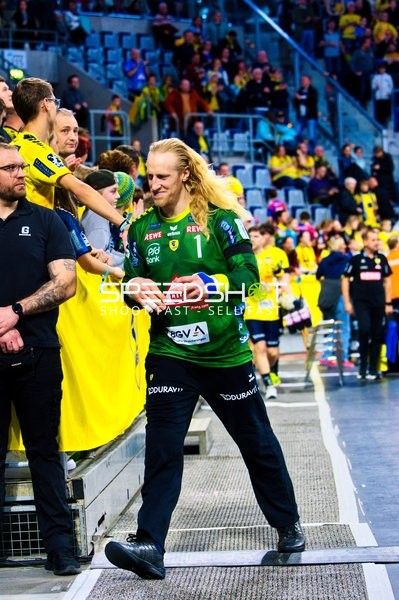 Ein Spieler von HSG Wetzlar gibt Autogramme oder interagiert mit Fans.