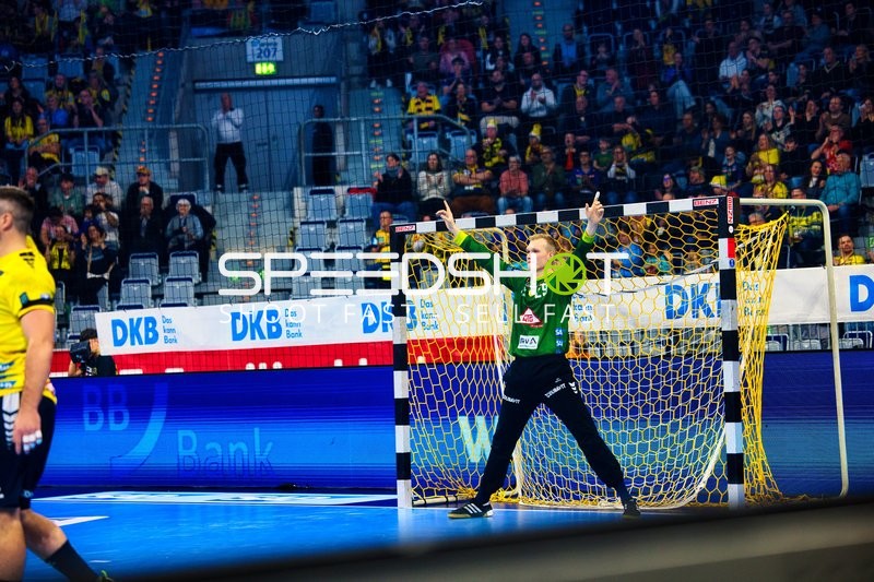 Ein Torhüter von Rhein Neckar Löwen bereitet sich auf einen Wurf vor.