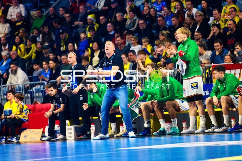 Coaching und Spieler Kommunikation von der Seitenlinie während des Spiels.