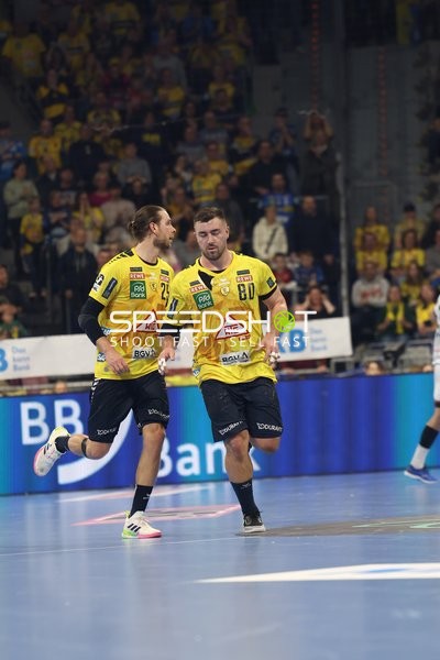 Spieler von Rhein Neckar Löwen rennen über das Spielfeld.