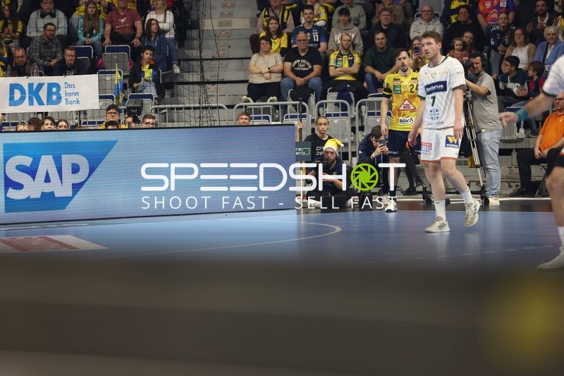 Ein Spieler der HSG Wetzlar bereitet sich anscheinend auf eine Spielsituation vor.