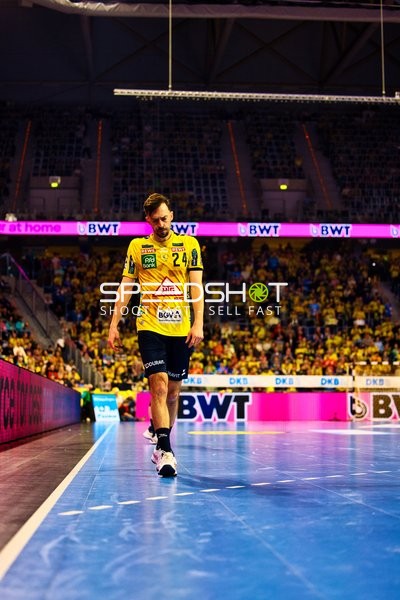 Spieler geht über das Spielfeld