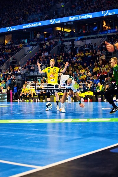 Ein Spieler der Rhein Neckar Löwen (Nummer 42) verteidigt gegen einen angreifenden Spieler von HSG Wetzlar.