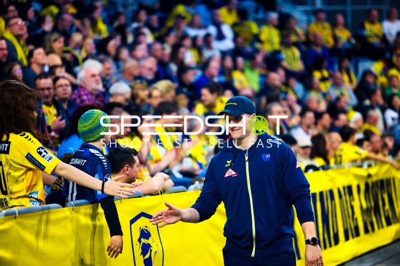 Ein Teammitglied der Rhein Neckar Löwen gibt den Fans an der Seitenlinie die Hand.