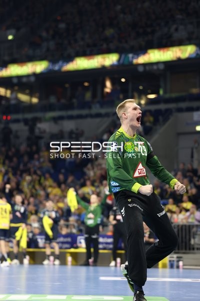 Ein Torhüter von Rhein Neckar Löwen jubelt.