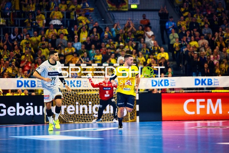 Ein Spieler von Rhein Neckar Löwen läuft nach einem erzielten Tor zurück. Der Torwart hat sich in Position gebracht.