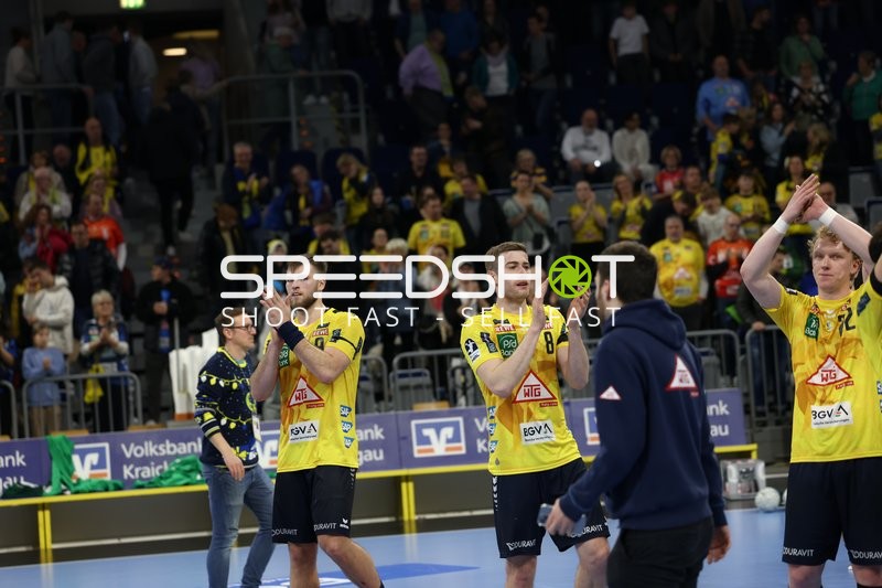 Spieler von Rhein Neckar Löwen klatschen nach dem Spiel in die Menge.