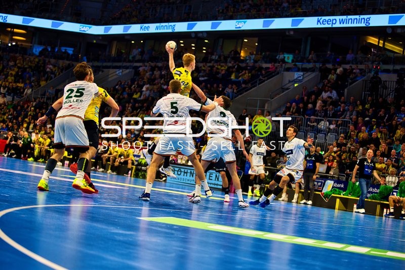 Ein Spieler der Rhein Neckar Löwen ist in der Luft und wirft den Ball Richtung Tor.