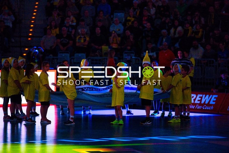 Einlauf der Kinder vor dem Spiel