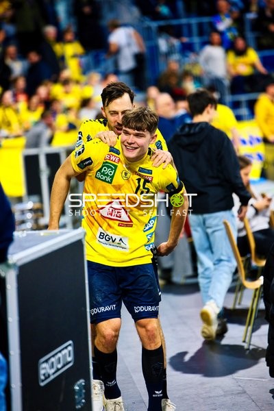 Spieler feiern einen Erfolg am Spielfeldrand.