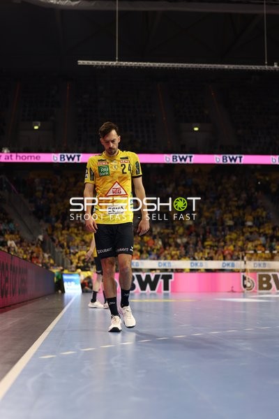 Spieler geht über das Spielfeld