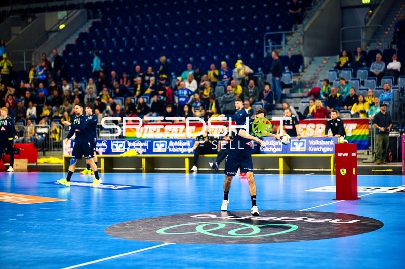 Ein Spieler der Rhein Neckar Löwen wirft den Ball.