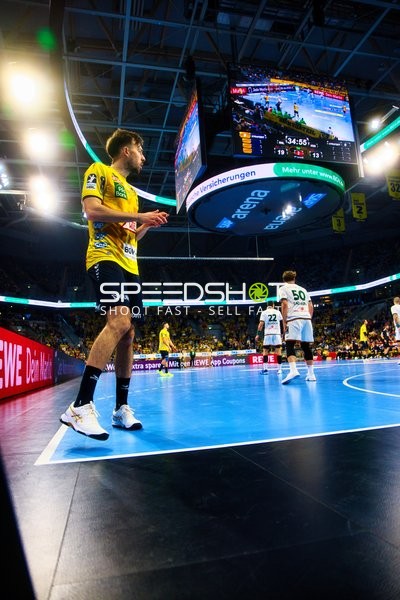 Ein Spieler der Rhein Neckar Löwen führt einen Einwurf aus.