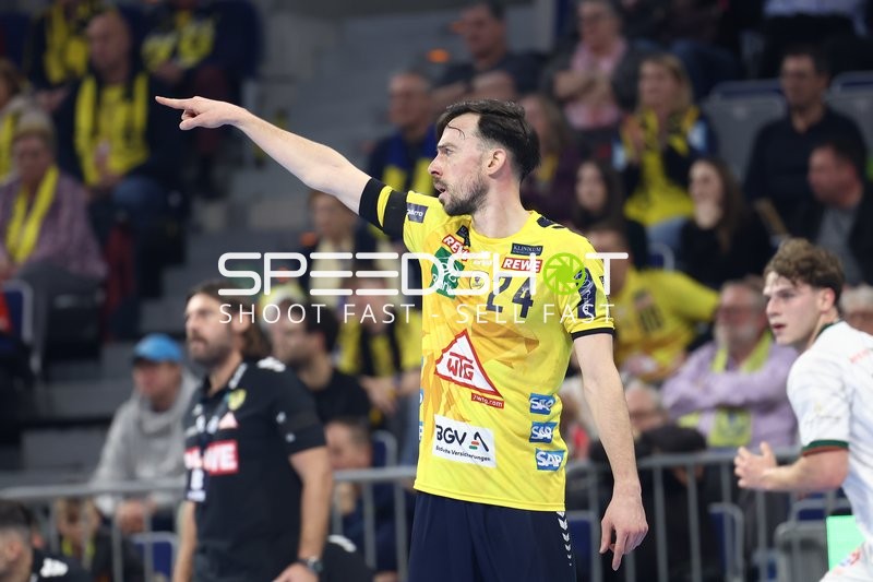 Ein Spieler der Rhein Neckar Löwen zeigt mit dem Arm in eine Richtung.