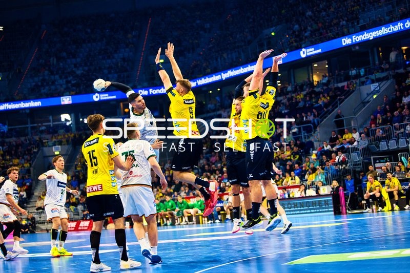 Spieler mit der Nummer 6 von Rhein Neckar Löwen blockiert einen Wurf.
