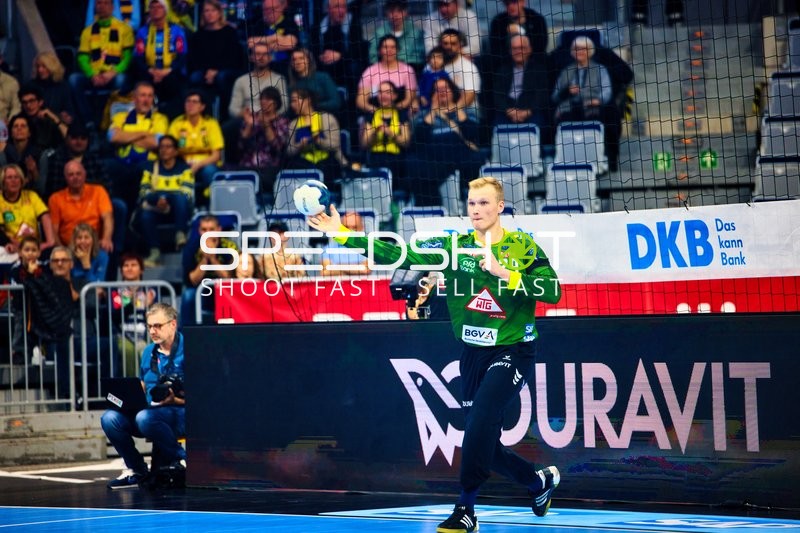 Torwart wirft den Ball