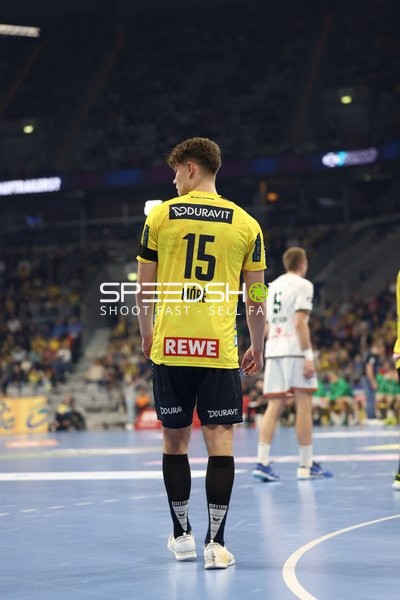 Spieler in Bewegung auf dem Handballfeld.