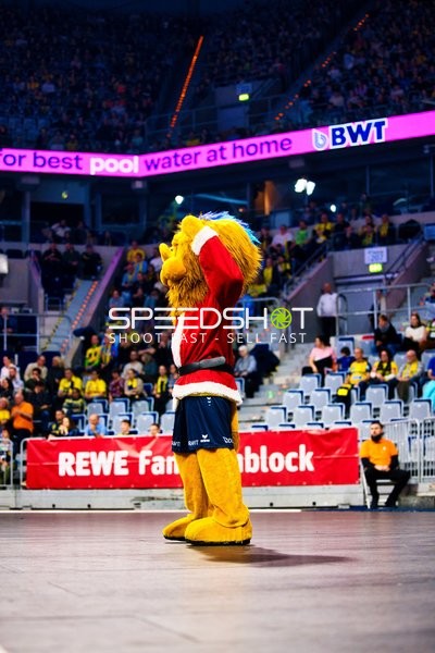 Das Maskottchen der Rhein Neckar Löwen heizt die Menge auf.