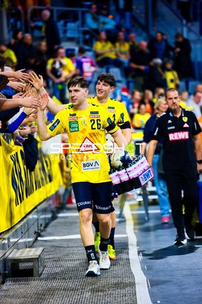 Spieler der Rhein Neckar Löwen klatschen mit Fans ab.