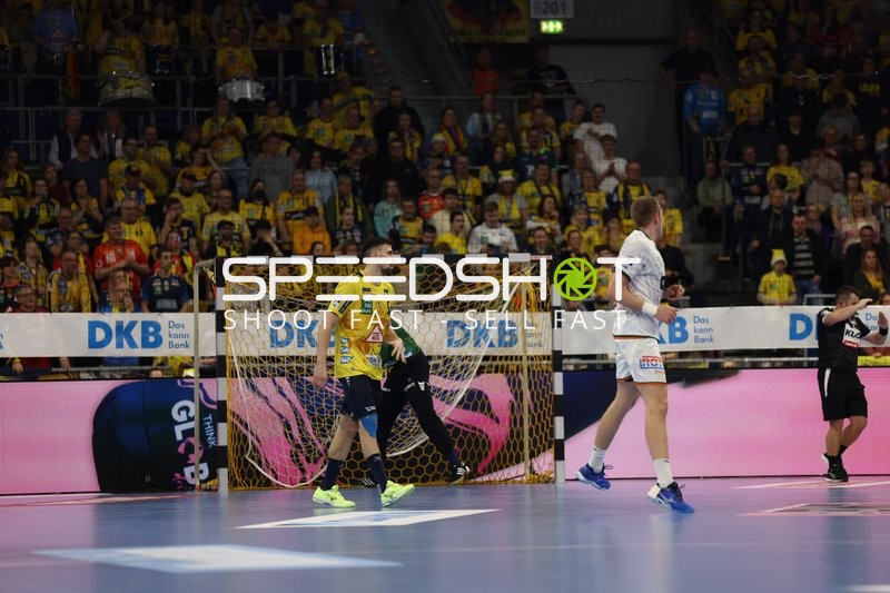 Ein Spieler von Rhein Neckar Löwen bereitet sich auf eine Verteidigungsaktion vor.