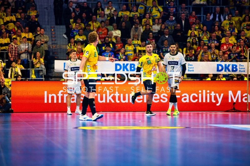 Spieler sind auf dem Spielfeld versammelt und besprechen die nächste Spielstrategie.