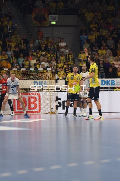 Spieleraufstellung vor dem Tor.