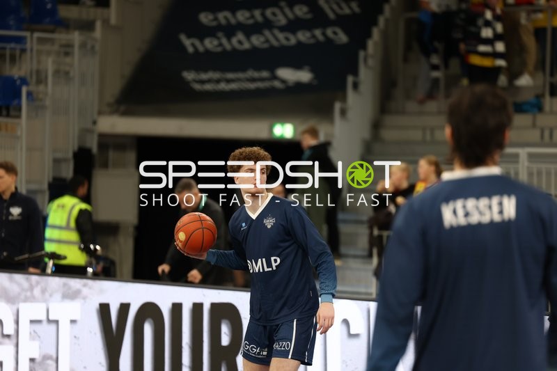 Ein Spieler im Training mit einem Basketball.