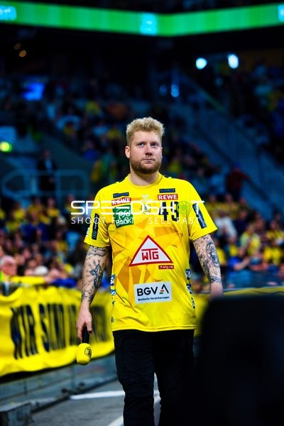 Ein Spieler von Rhein Neckar Löwen steht auf dem Spielfeld.