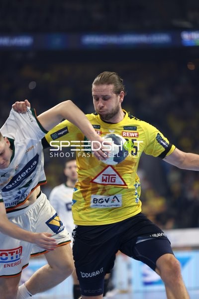 Ein Spieler von Rhein Neckar Löwen kämpft um den Ball.