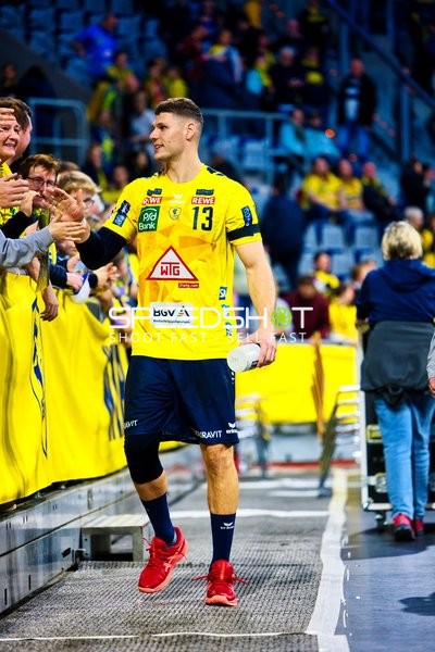 Ein Spieler der Rhein Neckar Löwen gibt den Fans die Hand.