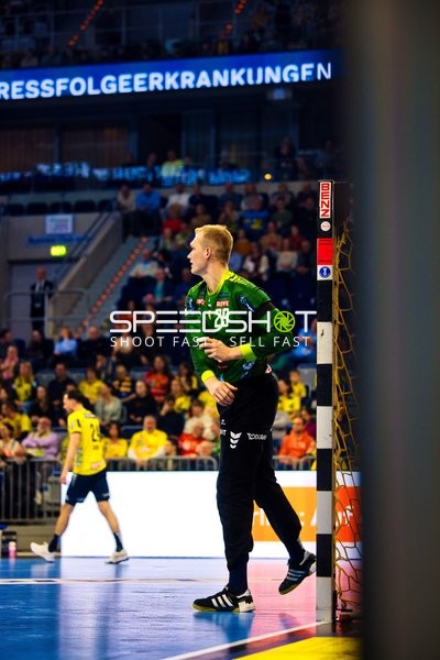 Torwart von HSG Wetzlar beobachtet das Spielgeschehen