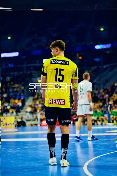 Ein Spieler von Rhein Neckar Löwen mit der Nummer 15 steht auf dem Spielfeld.