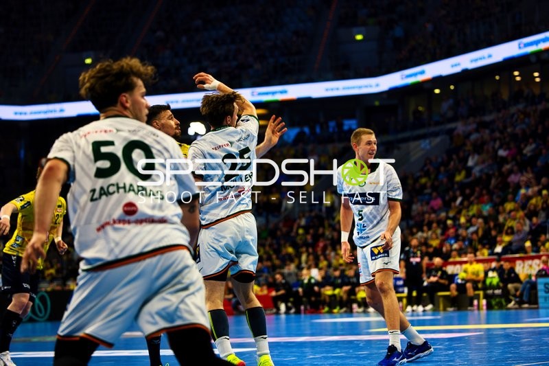 Spieler von HSG Wetzlar in Verteidigungsaktion gegen Rhein Neckar Löwen