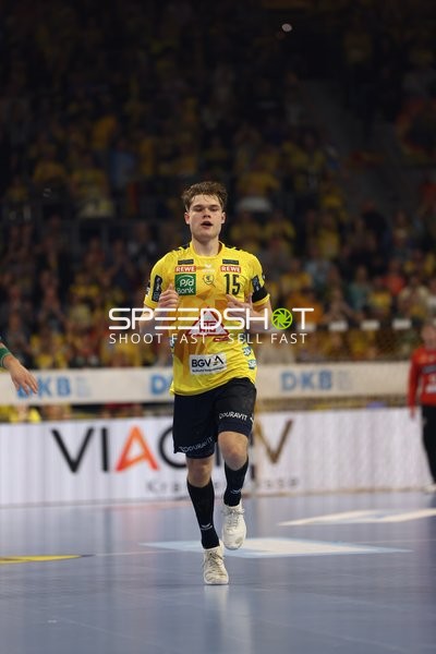 David Móré von den Rhein Neckar Löwen läuft jubelnd über das Spielfeld.