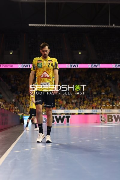 Spieler läuft am Spielfeldrand entlang.