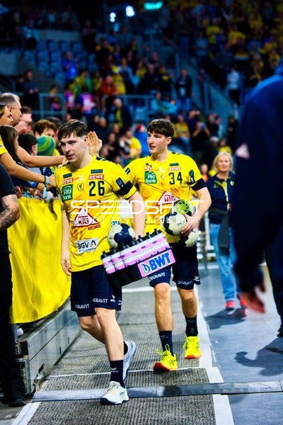 Spieler begeben sich nach dem Spiel in die Umkleideräume.