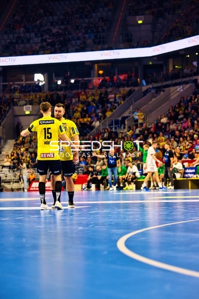 Spieler diskutieren auf dem Spielfeld