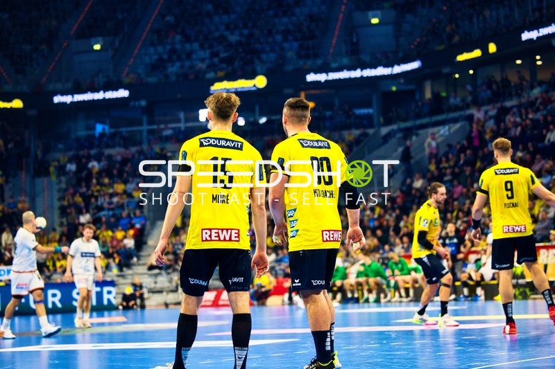 Spieler von Rhein Neckar Löwen laufen auf das Spielfeld.