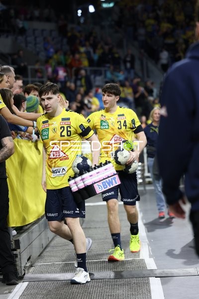 Spieler gehen nach dem Spiel in die Umkleidekabine.