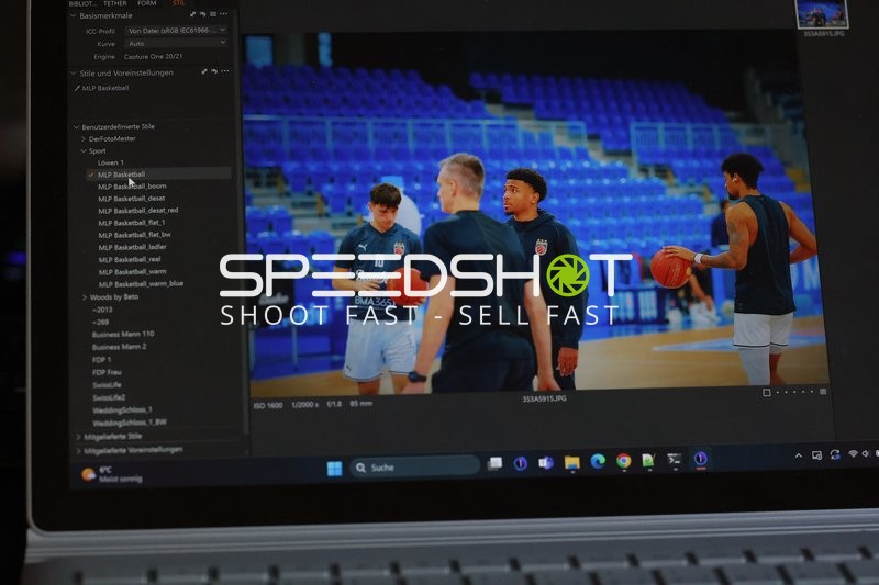 Training oder Teammeeting mit Basketbällen in einer Sporthalle.