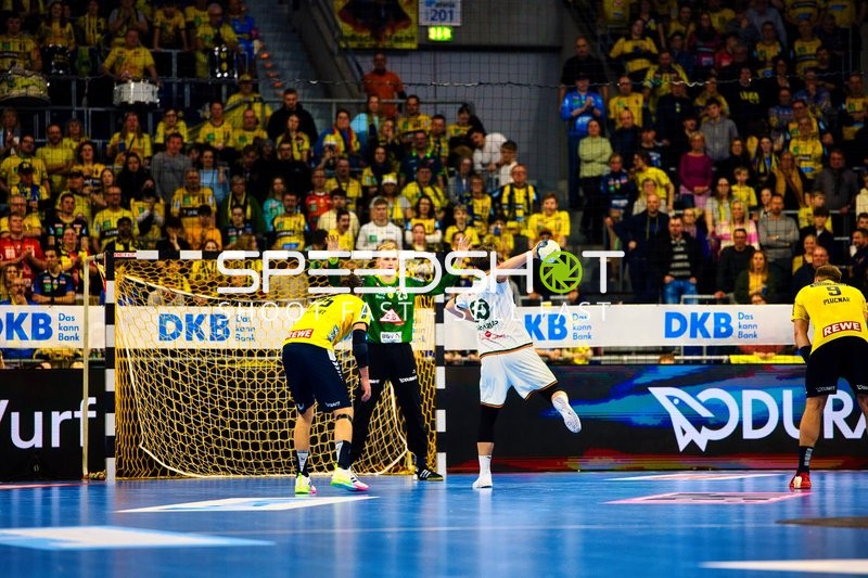Ein Spieler von HSG Wetzlar wirft auf das Tor, das von David Späth von den Rhein Neckar Löwen verteidigt wird.