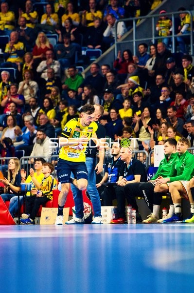 Ein Spieler der Rhein Neckar Löwen betritt das Spielfeld während eines Handballspiels.