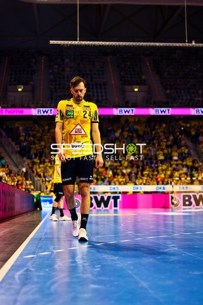 Ein Spieler geht am Spielfeldrand entlang.