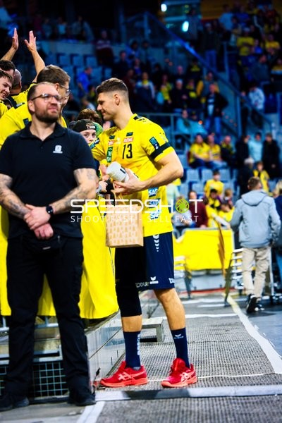 Ein Spieler der Rhein Neckar Löwen interagiert mit Fans.