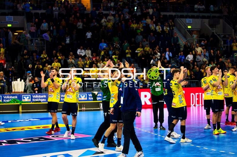 Spieler und Trainer von Rhein Neckar Löwen applaudieren dem Publikum.